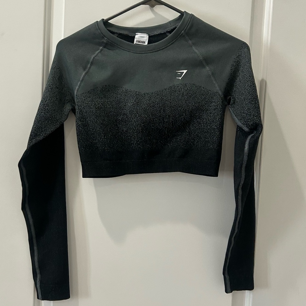 Gymshark cropped long sleeve performance tee. Size medium. Black/grey fade